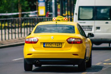 Budapeşte Macaristan 15 Temmuz 2020 Budapeşte 'nin başkenti ve Macaristan' ın en kalabalık şehri olan Budapeşte sokaklarında seyahat eden yolcular için geleneksel sarı bir Macar taksisine bakınız.