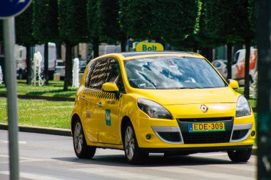 Budapeşte Macaristan 15 Temmuz 2020 Budapeşte 'nin başkenti ve Macaristan' ın en kalabalık şehri olan Budapeşte sokaklarında seyahat eden yolcular için geleneksel sarı bir Macar taksisine bakınız.