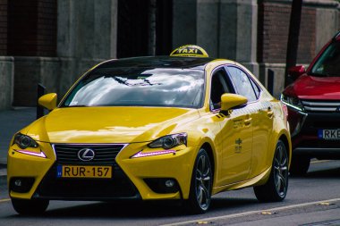 Budapeşte Macaristan 15 Temmuz 2020 Budapeşte 'nin başkenti ve Macaristan' ın en kalabalık şehri olan Budapeşte sokaklarında seyahat eden yolcular için geleneksel sarı bir Macar taksisine bakınız.