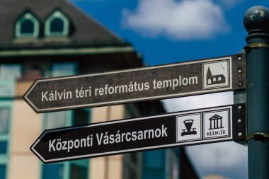 Budapeşte Macaristan. 15 Temmuz 2020 Macaristan. Macaristan 'ın başkenti Budapeşte' nin orta kesimindeki yol kullanıcılarına bilgi vermek ya da sağlamak için yolların kenarına ya da yukarısına sokak levhası ya da yol tabelası yerleştirildi.