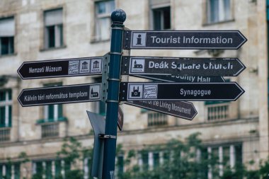 Budapeşte Macaristan. 15 Temmuz 2020 Macaristan. Macaristan 'ın başkenti Budapeşte' nin orta kesimindeki yol kullanıcılarına bilgi vermek ya da sağlamak için yolların kenarına ya da yukarısına sokak levhası ya da yol tabelası yerleştirildi.