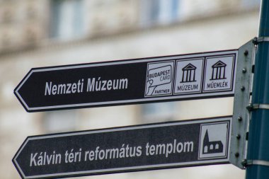 Budapeşte Macaristan. 15 Temmuz 2020 Macaristan. Macaristan 'ın başkenti Budapeşte' nin orta kesimindeki yol kullanıcılarına bilgi vermek ya da sağlamak için yolların kenarına ya da yukarısına sokak levhası ya da yol tabelası yerleştirildi.
