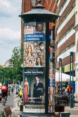 Budapeşte Macaristan. 15 Temmuz 2020 Macaristan. Macaristan 'ın başkenti Budapeşte' nin orta kesimindeki yol kullanıcılarına bilgi vermek ya da sağlamak için yolların kenarına ya da yukarısına sokak levhası ya da yol tabelası yerleştirildi.