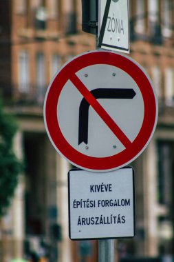 Budapeşte Macaristan. 15 Temmuz 2020 Macaristan. Macaristan 'ın başkenti Budapeşte' nin orta kesimindeki yol kullanıcılarına bilgi vermek ya da sağlamak için yolların kenarına ya da yukarısına sokak levhası ya da yol tabelası yerleştirildi.