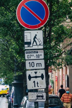 Budapeşte Macaristan. 15 Temmuz 2020 Macaristan. Macaristan 'ın başkenti Budapeşte' nin orta kesimindeki yol kullanıcılarına bilgi vermek ya da sağlamak için yolların kenarına ya da yukarısına sokak levhası ya da yol tabelası yerleştirildi.