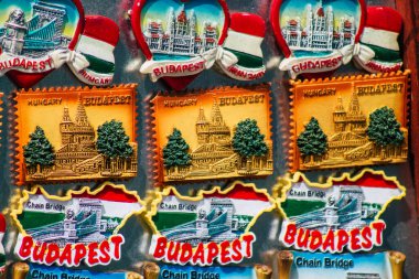 Budapeşte Macaristan 15 Temmuz 2020 Macaristan 'ın başkenti Budapeşte' nin tarihi sokaklarında bulunan bir hediyelik eşya dükkanında satılan dekoratif nesnelerin manzarası