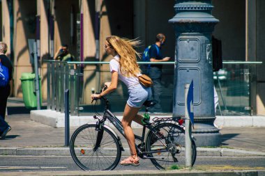 Budapeşte Macaristan 15 Temmuz 2020, Macaristan 'ın başkenti Budapeşte' nin tarihi caddelerinde bisikletle dolaşan ve Avrupa Birliği 'nin en büyük dokuzuncu şehri olan kimliği belirsiz insanların görüntüsü