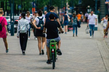 Budapeşte Macaristan 15 Temmuz 2020, Macaristan 'ın başkenti Budapeşte' nin tarihi caddelerinde bisikletle dolaşan ve Avrupa Birliği 'nin en büyük dokuzuncu şehri olan kimliği belirsiz insanların görüntüsü