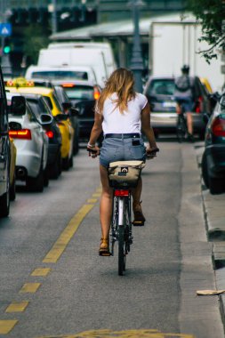 Budapeşte Macaristan 15 Temmuz 2020, Macaristan 'ın başkenti Budapeşte' nin tarihi caddelerinde bisikletle dolaşan ve Avrupa Birliği 'nin en büyük dokuzuncu şehri olan kimliği belirsiz insanların görüntüsü