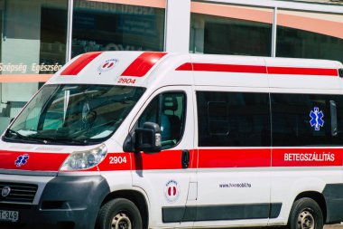 Budapeşte Macaristan 15 Temmuz 2020. Budapeşte 'de Macaristan' ın başkenti ve en kalabalık şehri olan Macaristan sokaklarında geleneksel bir Macar ambulansı görülüyor.