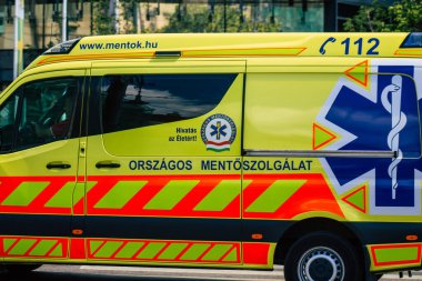 Budapeşte Macaristan 15 Temmuz 2020. Budapeşte 'de Macaristan' ın başkenti ve en kalabalık şehri olan Macaristan sokaklarında geleneksel bir Macar ambulansı görülüyor.