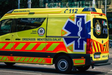 Budapeşte Macaristan 15 Temmuz 2020. Budapeşte 'de Macaristan' ın başkenti ve en kalabalık şehri olan Macaristan sokaklarında geleneksel bir Macar ambulansı görülüyor.