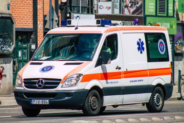 Budapeşte Macaristan 15 Temmuz 2020. Budapeşte 'de Macaristan' ın başkenti ve en kalabalık şehri olan Macaristan sokaklarında geleneksel bir Macar ambulansı görülüyor.