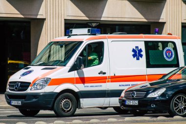 Budapeşte Macaristan 15 Temmuz 2020. Budapeşte 'de Macaristan' ın başkenti ve en kalabalık şehri olan Macaristan sokaklarında geleneksel bir Macar ambulansı görülüyor.