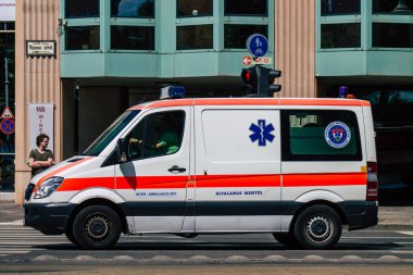 Budapeşte Macaristan 15 Temmuz 2020. Budapeşte 'de Macaristan' ın başkenti ve en kalabalık şehri olan Macaristan sokaklarında geleneksel bir Macar ambulansı görülüyor.