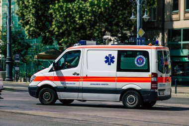 Budapeşte Macaristan 15 Temmuz 2020. Budapeşte 'de Macaristan' ın başkenti ve en kalabalık şehri olan Macaristan sokaklarında geleneksel bir Macar ambulansı görülüyor.