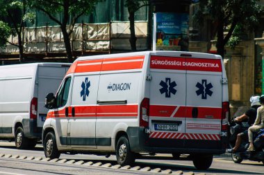 Budapeşte Macaristan 15 Temmuz 2020. Budapeşte 'de Macaristan' ın başkenti ve en kalabalık şehri olan Macaristan sokaklarında geleneksel bir Macar ambulansı görülüyor.