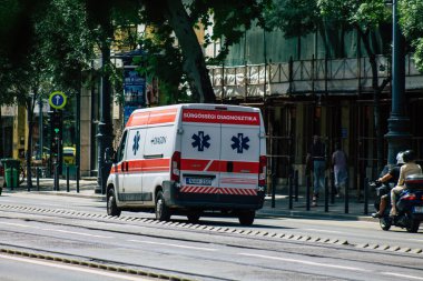 Budapeşte Macaristan 15 Temmuz 2020. Budapeşte 'de Macaristan' ın başkenti ve en kalabalık şehri olan Macaristan sokaklarında geleneksel bir Macar ambulansı görülüyor.
