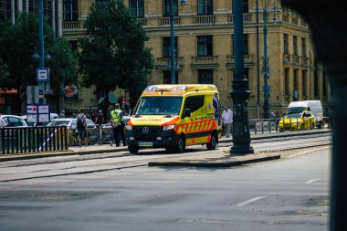 Budapeşte Macaristan 15 Temmuz 2020. Budapeşte 'de Macaristan' ın başkenti ve en kalabalık şehri olan Macaristan sokaklarında geleneksel bir Macar ambulansı görülüyor.