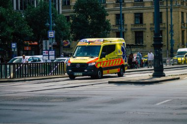 Budapeşte Macaristan 15 Temmuz 2020. Budapeşte 'de Macaristan' ın başkenti ve en kalabalık şehri olan Macaristan sokaklarında geleneksel bir Macar ambulansı görülüyor.