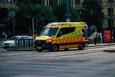 Budapeşte Macaristan 15 Temmuz 2020. Budapeşte 'de Macaristan' ın başkenti ve en kalabalık şehri olan Macaristan sokaklarında geleneksel bir Macar ambulansı görülüyor.