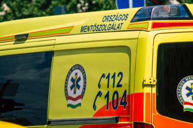 Budapeşte Macaristan 15 Temmuz 2020. Budapeşte 'de Macaristan' ın başkenti ve en kalabalık şehri olan Macaristan sokaklarında geleneksel bir Macar ambulansı görülüyor.