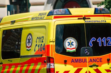 Budapeşte Macaristan 15 Temmuz 2020. Budapeşte 'de Macaristan' ın başkenti ve en kalabalık şehri olan Macaristan sokaklarında geleneksel bir Macar ambulansı görülüyor.