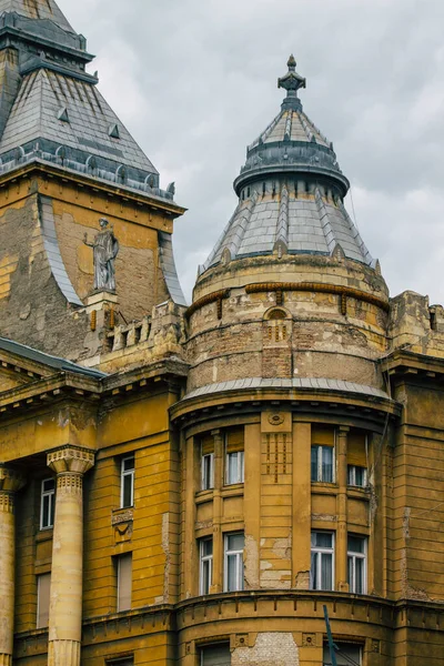 Budapeşte Macaristan 15 Temmuz 2020 Macaristan 'ın başkenti ve Macaristan' ın en kalabalık şehri olan Budapeşte 'nin şehir merkezindeki tarihi yapı manzarası