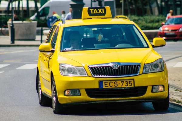 Budapeste Hungria Julho 2020 Vista Táxi Húngaro Amarelo Tradicional Para — Fotografia de Stock