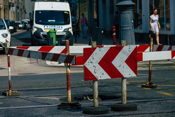 Budapeşte Macaristan. 15 Temmuz 2020 Macaristan. Macaristan 'ın başkenti Budapeşte' nin orta kesimindeki yol kullanıcılarına bilgi vermek ya da sağlamak için yolların kenarına ya da yukarısına sokak levhası ya da yol tabelası yerleştirildi.