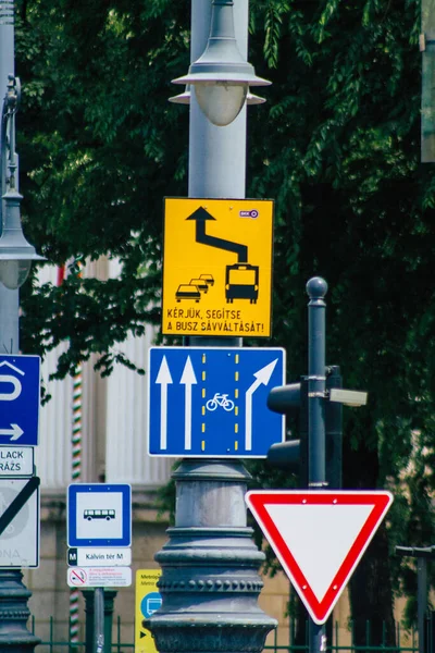 Budapest Ungarn Juli 2020 Ansicht Von Straßenschildern Oder Verkehrsschildern Die — Stockfoto