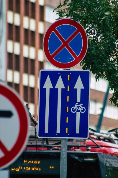 匈牙利布达佩斯 2020年7月15日匈牙利首都布达佩斯市区街道路标或路标视图 竖立在路旁或路标之上 为道路使用者提供或提供信息 — 图库照片