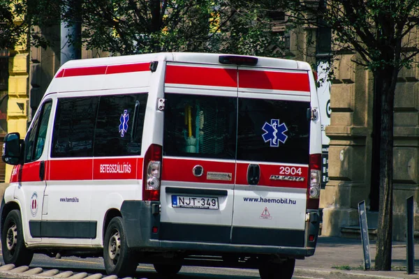 Budapešť Maďarsko Červenec 2020 Pohled Tradiční Maďarskou Ambulanci Projíždějící Ulicemi — Stock fotografie