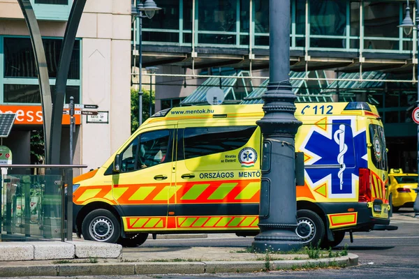 Budapest Hungría Julio 2020 Vista Una Ambulancia Húngara Tradicional Conduciendo —  Fotos de Stock