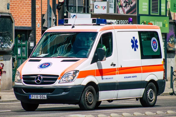 Budapešť Maďarsko Červenec 2020 Pohled Tradiční Maďarskou Ambulanci Projíždějící Ulicemi — Stock fotografie