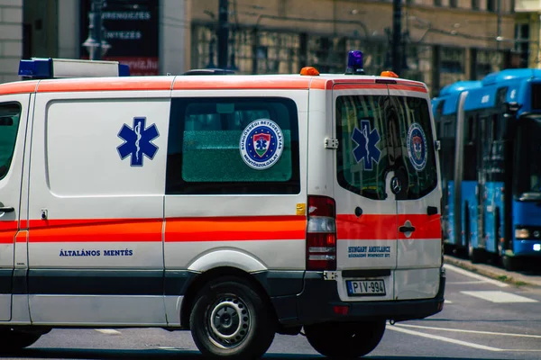Budapest Hungría Julio 2020 Vista Una Ambulancia Húngara Tradicional Conduciendo —  Fotos de Stock