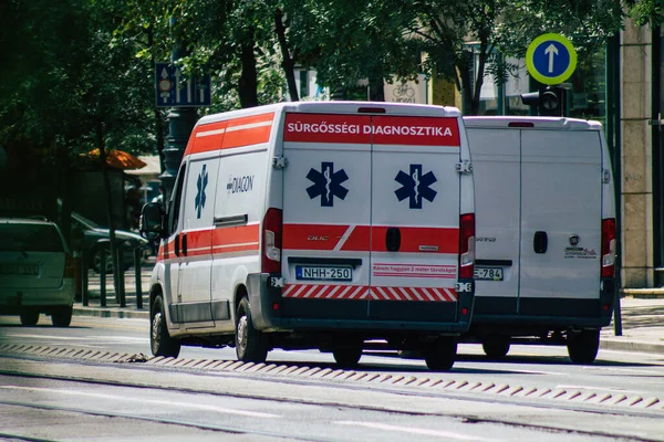 匈牙利布达佩斯2020年7月15日看到一辆传统的匈牙利救护车驶过首都布达佩斯和匈牙利人口最多的城市的街道 — 图库照片