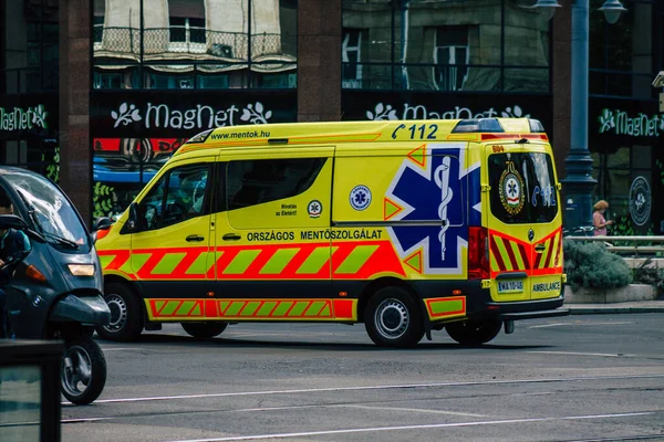 Budapest Hungría Julio 2020 Vista Una Ambulancia Húngara Tradicional Conduciendo — Foto de Stock