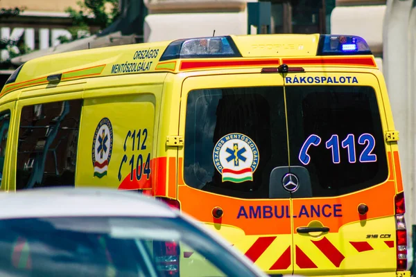 ブダペストハンガリー2020年7月15日首都ブダペストとハンガリーで最も人口の多い都市を通る伝統的なハンガリーの救急車の眺め — ストック写真