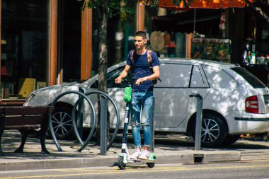 Budapeşte Macaristan 15 Temmuz 2020 Budapeşte 'nin başkenti ve Macaristan' ın en kalabalık şehri olan Budapeşte sokaklarında elektrikli scooterlarla dolaşan kimliği belirsiz insanların görüntüsü
