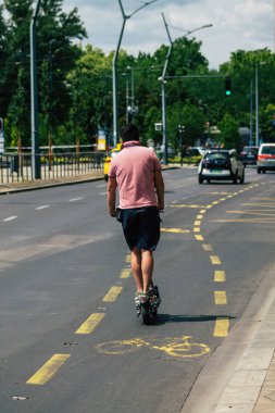 Budapeşte Macaristan 15 Temmuz 2020 Budapeşte 'nin başkenti ve Macaristan' ın en kalabalık şehri olan Budapeşte sokaklarında elektrikli scooterlarla dolaşan kimliği belirsiz insanların görüntüsü