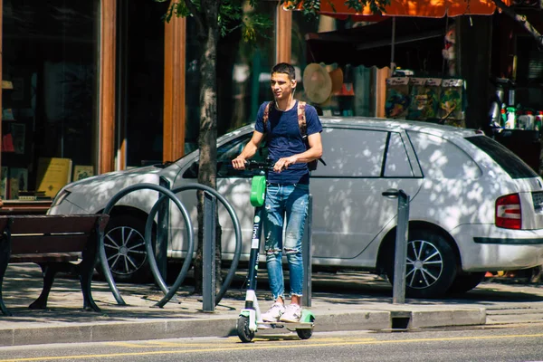 Budapeszt Węgry Lipca 2020 Widok Niezidentyfikowanych Ludzi Toczących Się Skuterami — Zdjęcie stockowe