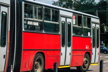 Budapeşte Macaristan 15 Temmuz 2020 Macaristan 'ın başkenti Budapeşte' nin sokaklarında ve toplu taşıma sisteminin bir parçası olan geleneksel Macar kırmızı tramvayına bakınız.