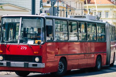 Budapeşte Macaristan 15 Temmuz 2020 Macaristan 'ın başkenti Budapeşte' nin sokaklarında ve toplu taşıma sisteminin bir parçası olan geleneksel Macar kırmızı tramvayına bakınız.