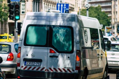 Budapeşte Macaristan 15 Temmuz 2020 Budapeşte 'nin başkenti ve Macaristan' ın en kalabalık şehri olan Budapeşte sokaklarında geleneksel bir Macar polis arabasının görüntüsü