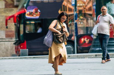 Budapeşte Macaristan 16 Temmuz 2020 Macaristan 'ın başkenti ve Macaristan' ın en kalabalık şehri olan Budapeşte 'nin tarihi sokaklarında yürüyen kimliği belirsiz yayalara bakınız.