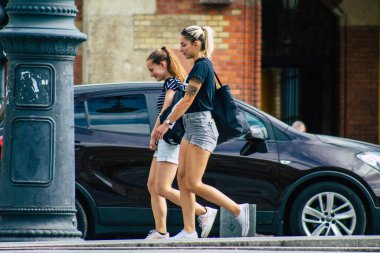 Budapeşte Macaristan 16 Temmuz 2020 Macaristan 'ın başkenti ve Macaristan' ın en kalabalık şehri olan Budapeşte 'nin tarihi sokaklarında yürüyen kimliği belirsiz yayalara bakınız.