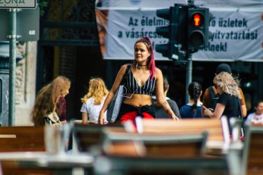 Budapeşte Macaristan 16 Temmuz 2020 Macaristan 'ın başkenti ve Macaristan' ın en kalabalık şehri olan Budapeşte 'nin tarihi sokaklarında yürüyen kimliği belirsiz yayalara bakınız.