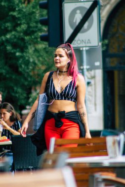 Budapeşte Macaristan 16 Temmuz 2020 Macaristan 'ın başkenti ve Macaristan' ın en kalabalık şehri olan Budapeşte 'nin tarihi sokaklarında yürüyen kimliği belirsiz yayalara bakınız.