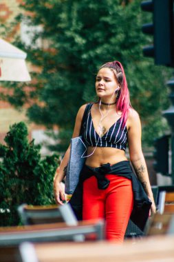 Budapeşte Macaristan 16 Temmuz 2020 Macaristan 'ın başkenti ve Macaristan' ın en kalabalık şehri olan Budapeşte 'nin tarihi sokaklarında yürüyen kimliği belirsiz yayalara bakınız.